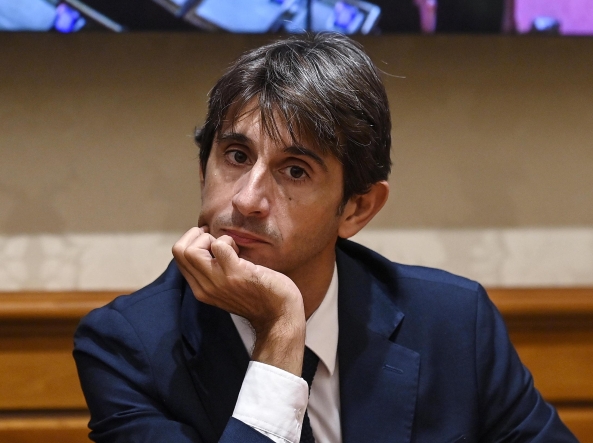 Montecitorio, Donzelli insulta un giornalista: «Finché c'è questo pezzo di  m... non parlo con voi» | Corriere.it