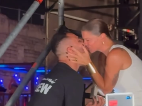 Alessandra Amoroso, a Lecce per l'ultimo concerto riceve la proposta di  matrimonio dal suo compagno | Corriere.it