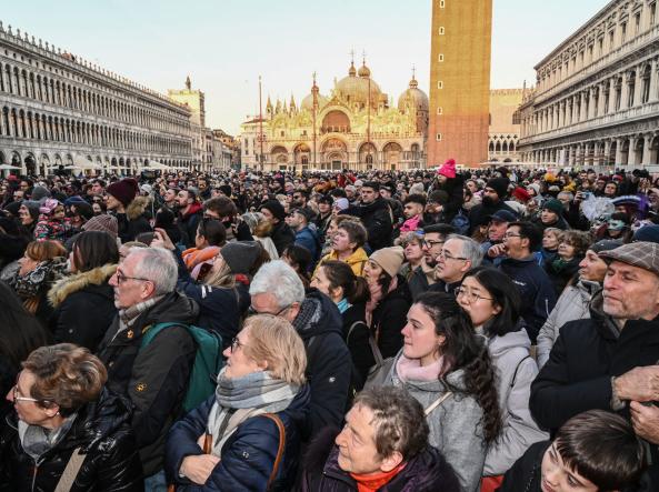 Milano: proposta proibire coriandoli plastica per feste e carnevale