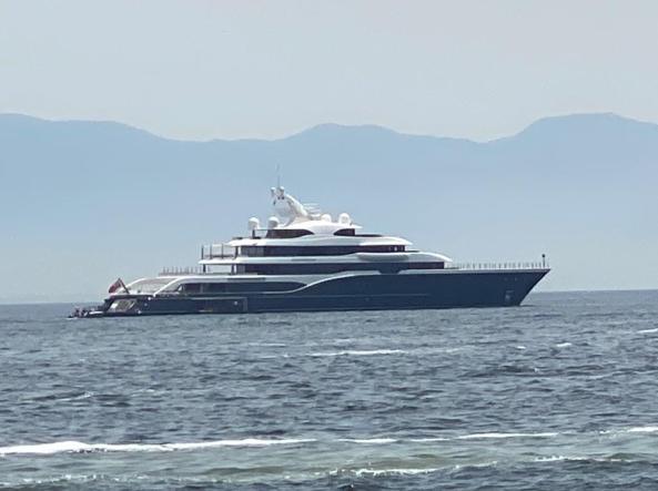 Vedi Napoli (solo) da lontano: porte chiuse allo yacht del patron di Louis  Vuitton