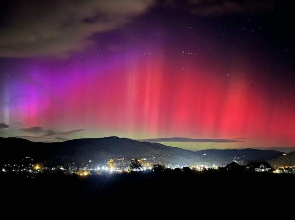 Cielo rosso in Italia: era un'aurora boreale oppure no?