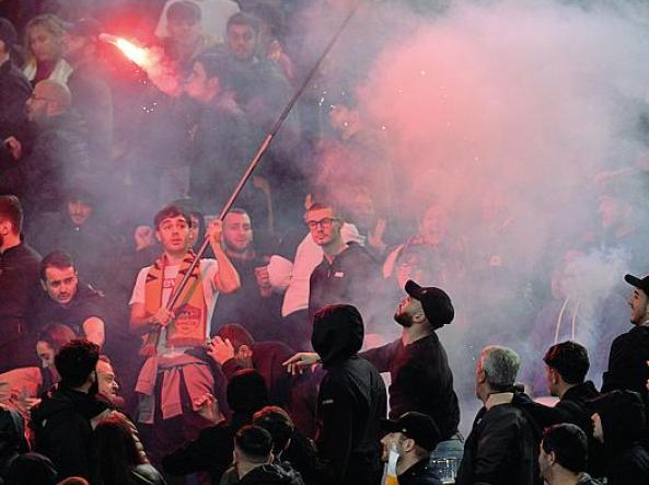 Fumogeni e petardi tra i tifosi: tensione all'Olimpico prima di Lazio-Roma