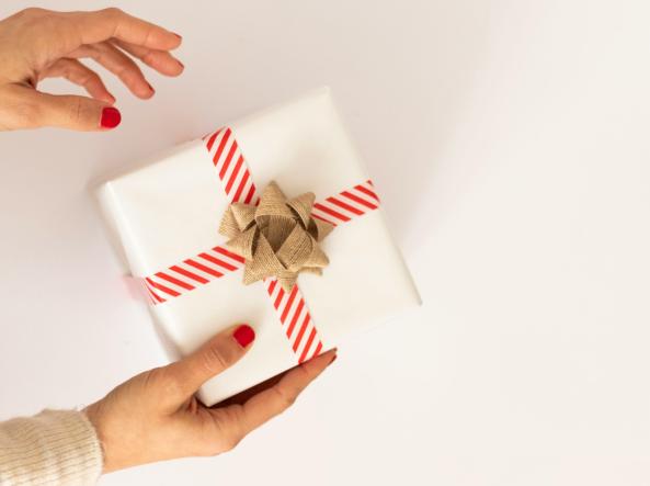 Regali di Natale amiche: 25 + doni sotto i 100 euro per chi ama la moda