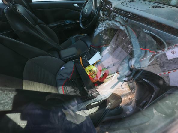 Bimba dimenticata in auto morta davanti all'azienda: indagato il papà,  chiusi gli uffici della ditta. L'inchiesta sul seggiolino | Corriere.it