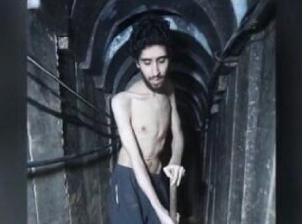 Gaza, uno degli ostaggi in un video: «Scavo la fossa dove sarò sepolto»