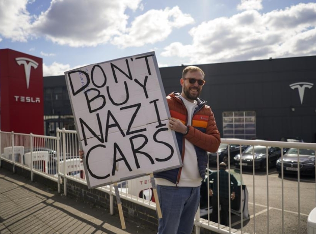 Tesla, esplodono le proteste anche negli Usa (e gli atti vandalici): «Non comprare una nazi-car»