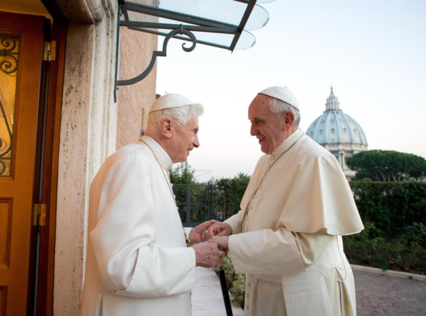 Francesco e quella convivenza forzata con Ratzinger: le visioni opposte dei «due Papi» e l'ultima enigmatica volontà di Bergoglio