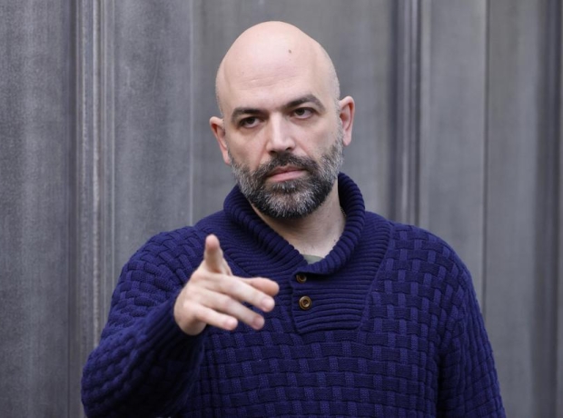 Roberto Saviano: «Oppresso dalla solitudinemi manca l'amore e ho sprecato la vita. Quante volte ho pensato: bastala chiudo qui»
