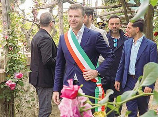 Sindaco di Sorrento arrestato, l'ultima mazzetta intascata a cena: l'intermediario? Il sensitivo della tv