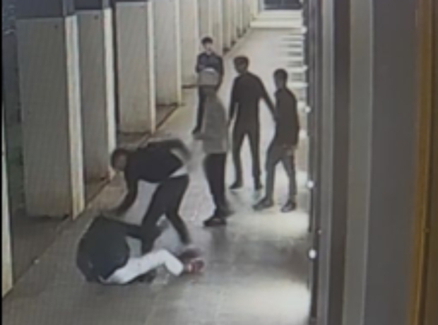 Milano, la mamma di uno degli aggressori di corso Como: «Io distrutta, non sapevo  che girasse con il coltello. Preghiamo per il ferito»