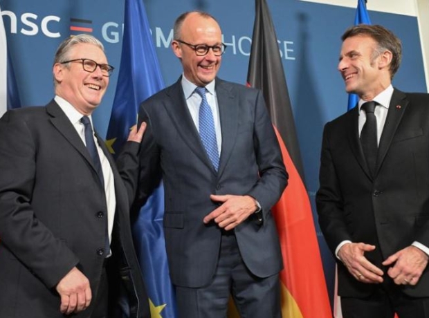 Da Parigi e Berlino la spinta per il nucleare in comune. Starmer: «Una Nato europea»