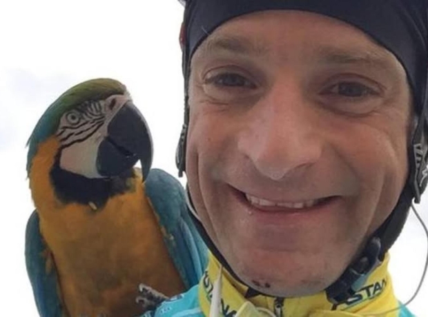 Franky la pappagallina che seguiva nei suoi allenamenti il ciclista di Filottrano Michele Scarponivincitore di un Giro d'Italiaè morta nel rogo divampato in un'azienda di Osimo (Ancona)26 febbrao 2026. Scarponicon lei nella fotoera deceduto il 22 aprile 2017