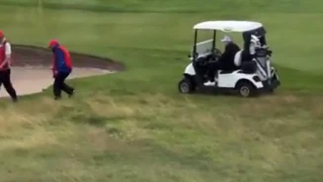 Trump e il giallo della partita a golf in Scozia: ha barato? Ecco il video virale che alimenta il sospetto