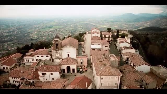 Checco Zalone torna in scena, oggi 8 marzo, Festa delle donne. La regia è di Gennaro Nunziante. «Fammi l’ultimo caffè, fallo come piace a me; stira l’ultima camicia, che il core assai mi brucia, già mi sento soffocato: è l’ultimo giorno di patriarcato», invoca Checco ex patriarca, nel rimpiangere il vecchio regime maschilista