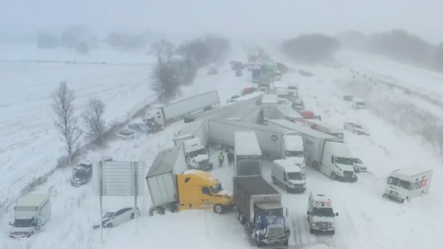 Carambola nella neve: maxi incidente con oltre 100 veicoli blocca un’autostrada del Michigan