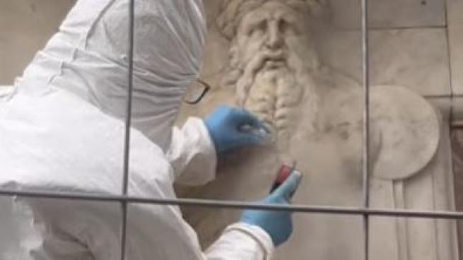 Firenze, il video del restauro di Ercole e Caco in Piazza della Signoria