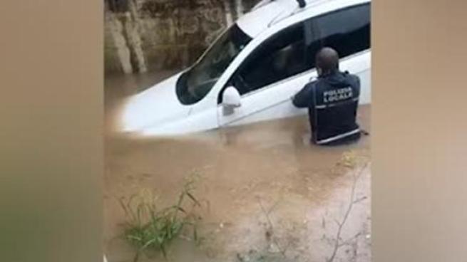 Maltempo in Liguria, un uomo intrappolato nell'auto nel sottopasso allagato viene salvato dai vigili