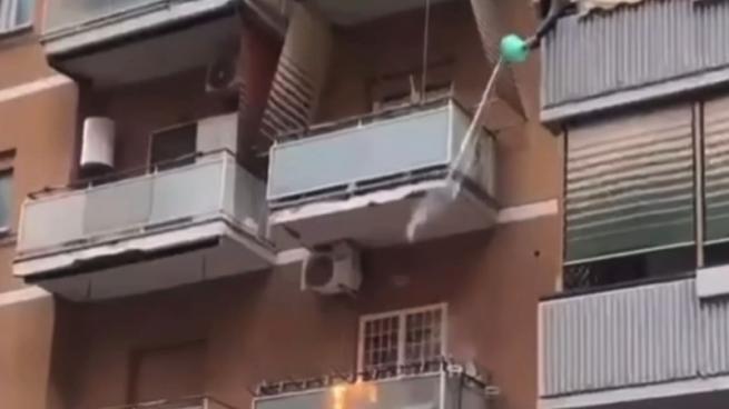Roma, dalla finestra getta acqua sul balcone del vicino per spegnere un principio di incendio