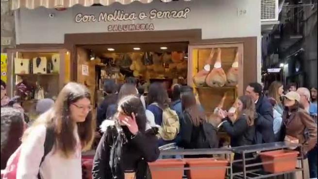 Napoli, da «Con mollica o senza» tornano centinaia di clienti in fila