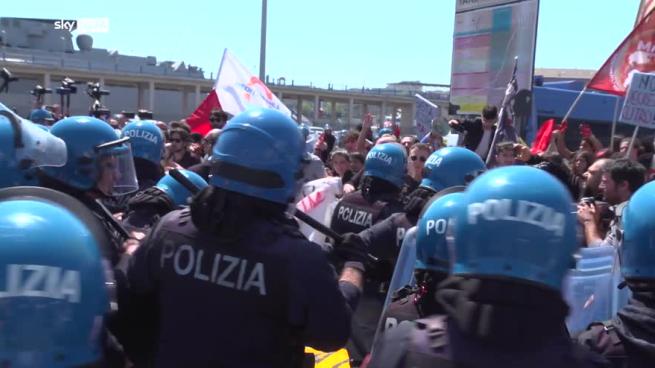 Piantedosi contestato a Napoli, cariche della polizia