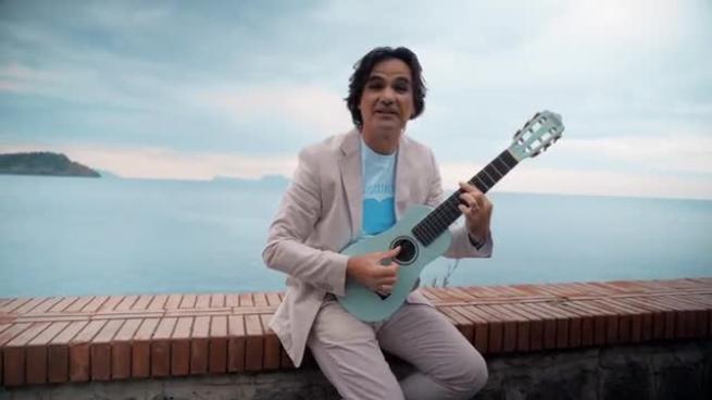 Diego Moreno canta «Azzurro Corazòn» per celebrare lo Scudetto del Napoli