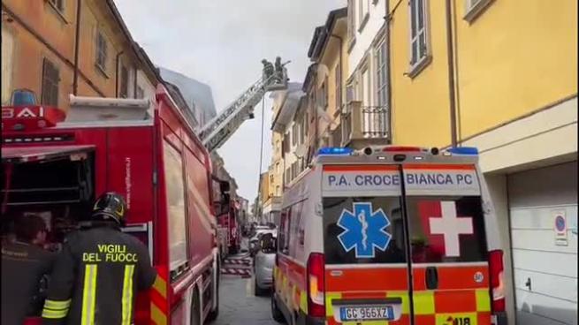 Incendio in via Roma a Piacenza, un ustionato e quattro intossicati: il video