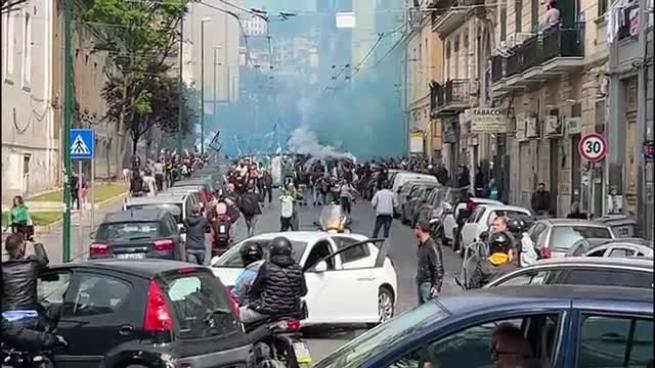Corteo ultras Napoli, migliaia verso lo stadio con bandiere e striscioni