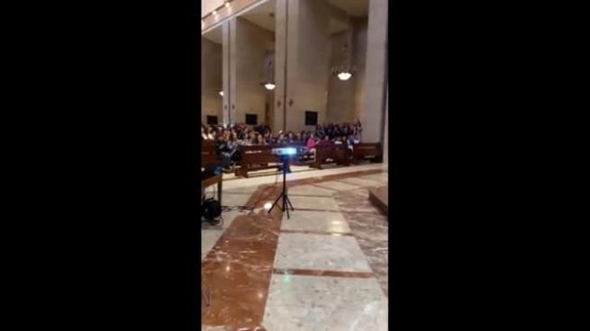 Festa scudetto, in chiesa il sacerdote fa partire il coro per il Napoli durante la messa