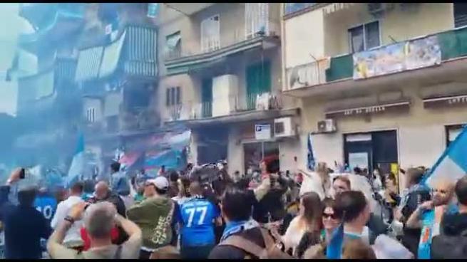 I cori dei tifosi del Napoli prima dell'ingresso allo stadio