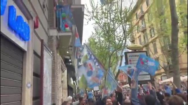 Napoli, festa Scudetto rinviata ma i tifosi restano in strada