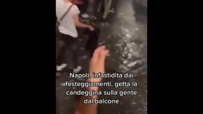 Napoli, i tifosi festeggiano di notte: anziana getta acqua e candeggina dal balcone