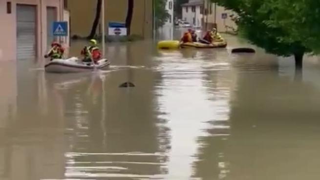 Faenza, auto sott'acqua e residenti soccorsi con i canotti