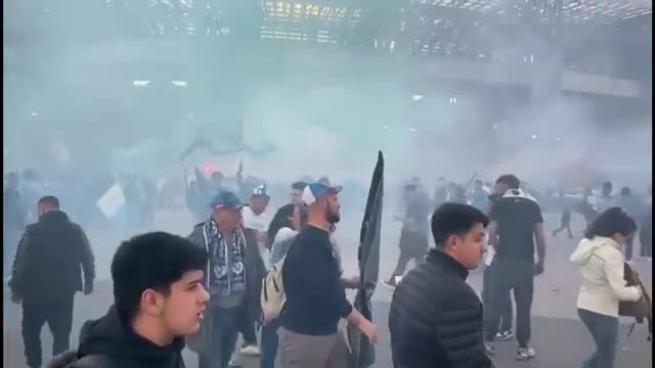 Tifosi del Napoli già in festa davanti al Maradona