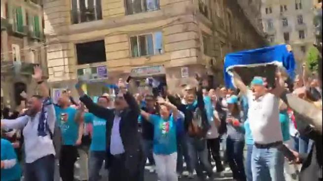 Scudetto Napoli, la festa continua con i flash mob in città