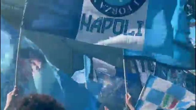 Scudetto Napoli, l'attesa dei tifosi allo stadio Maradona per il saluto ai campioni d'Italia