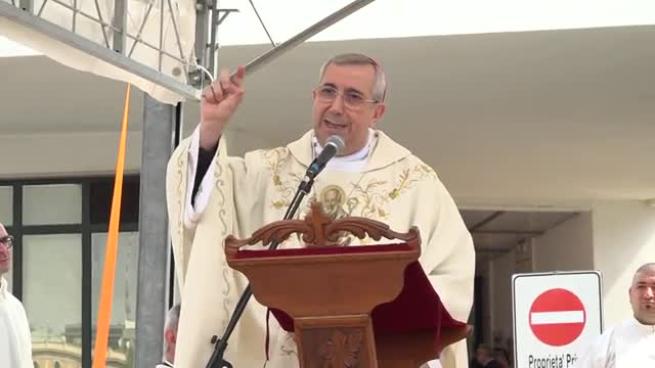 San Nicola e le «rizz vacand»: il vescovo Satriano approva a scritta sul molo di Bari