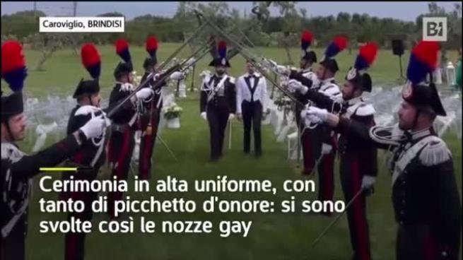 Nozze gay a Carovigno: carabiniere sposa il suo compagno in alta uniforme