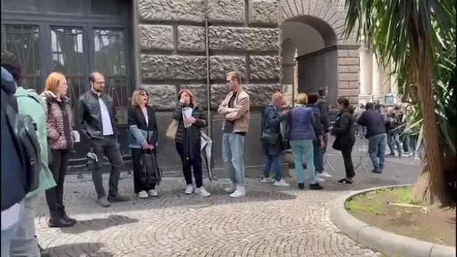 Concerto Bono Vox a Napoli, lunga fila davanti al San Carlo per ritirare i biglietti