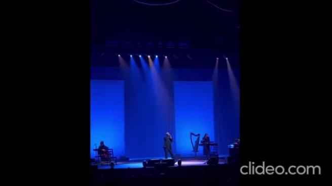 Bono al Teatro San Carlo canta le hit degli U2