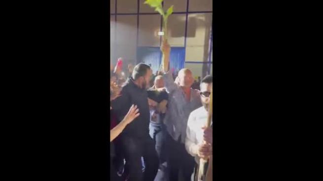 Bari, l'assalto dei fan scatenati al concerto di Biagio Antonacci
