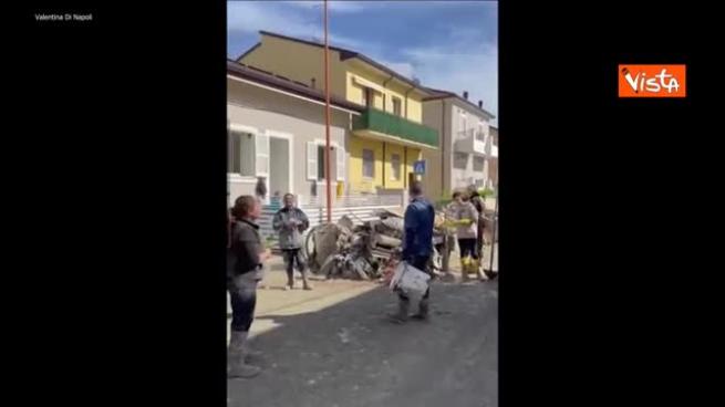 Alluvione, il video a Cesena dei cittadini che cantano «Romagna mia» mentre spalano il fango