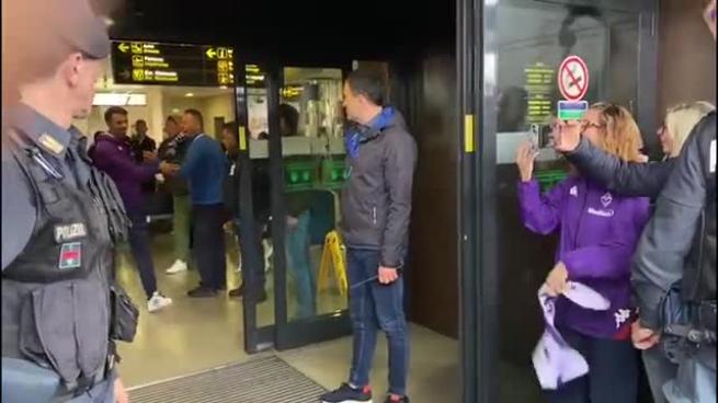 I tifosi accolgono la Fiorentina dopo la vittoria a Basilea: cori e applausi all'aeroporto