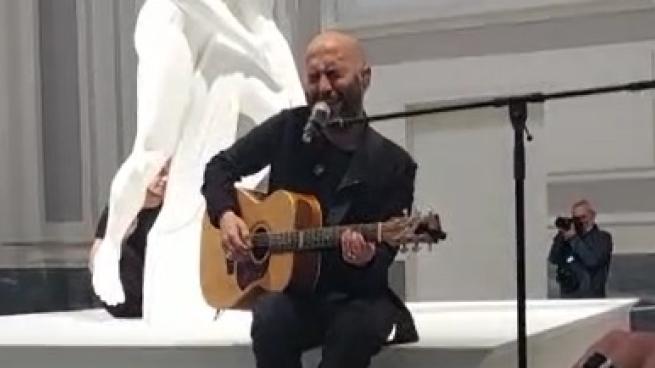 Sangiorgi suona in una chiesa di Napoli per l'amico Jago