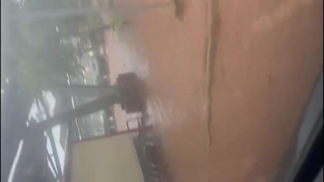 Bomba d'acqua a Taranto, strade come fiumi