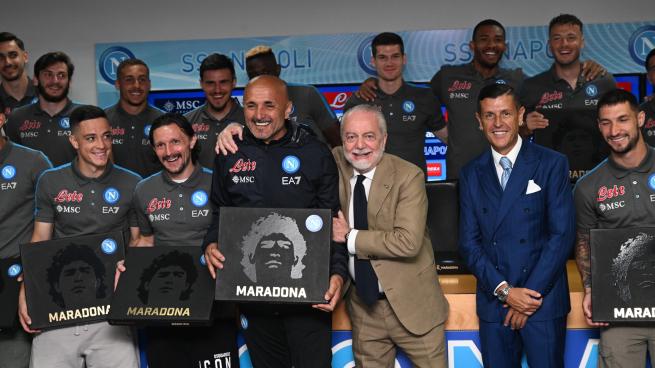 Napoli, abbraccio tra De Laurentiis e Spalletti alla consegna della scultura del piede di Maradona