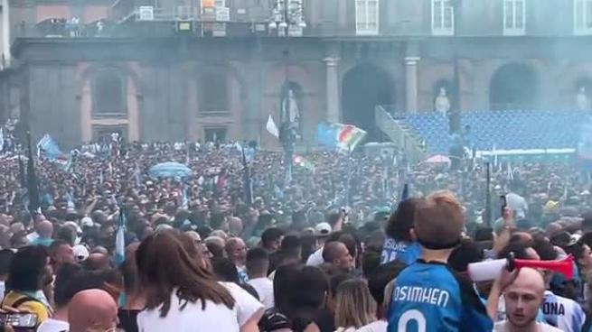 Scudetto Napoli, piazza Plebiscito è uno stadio: esplode la festa
