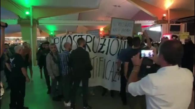 Tpi Fest a Bologna, il video della contestazione dei No Passante: Luca Telese polemizza con un attivista sul palco