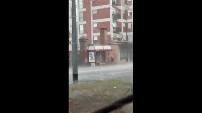 Temporale e pioggia a Bologna, il video della grandine