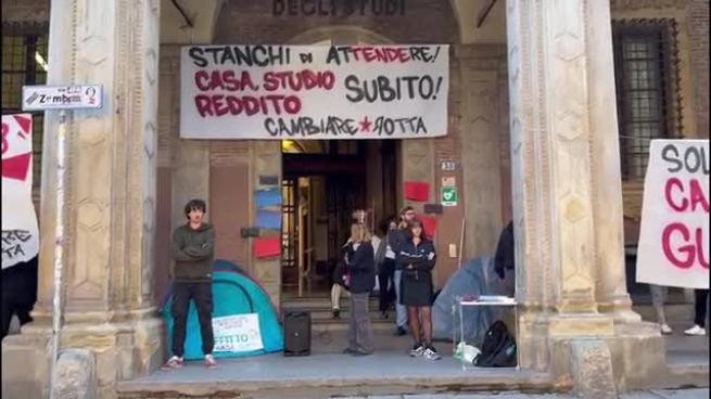 Tende degli studenti universitari contro il caro affitti: la protesta a Bologna