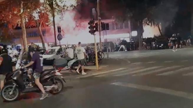 Firenze, scontri prima della partita Fiorentina-Cagliari: il video